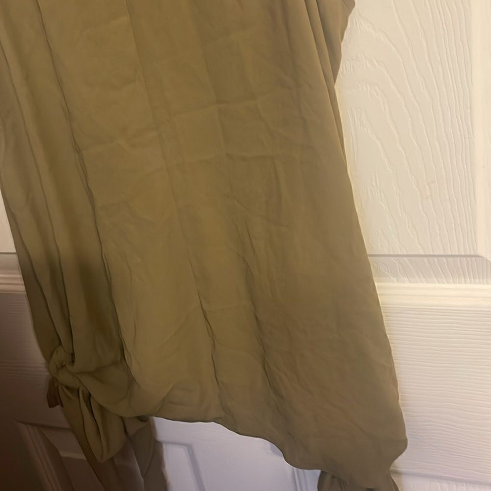 BCBG MaxAzria  Vneck Blouse Size XSmall NWT OFFER 22$ - Picture 5 of 7